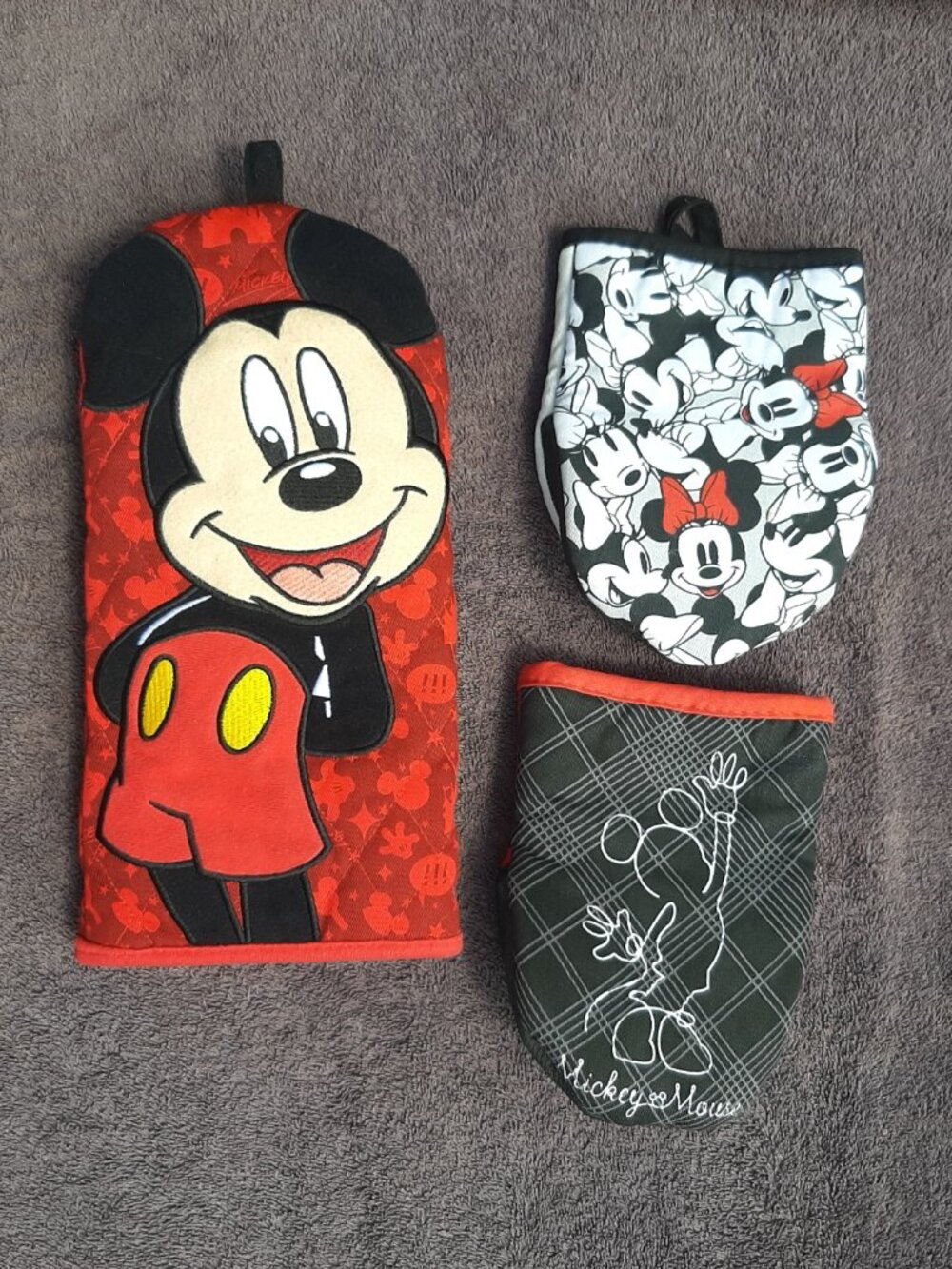 Disney's Mickey & Minnie Mouse Oven Mitts (3)